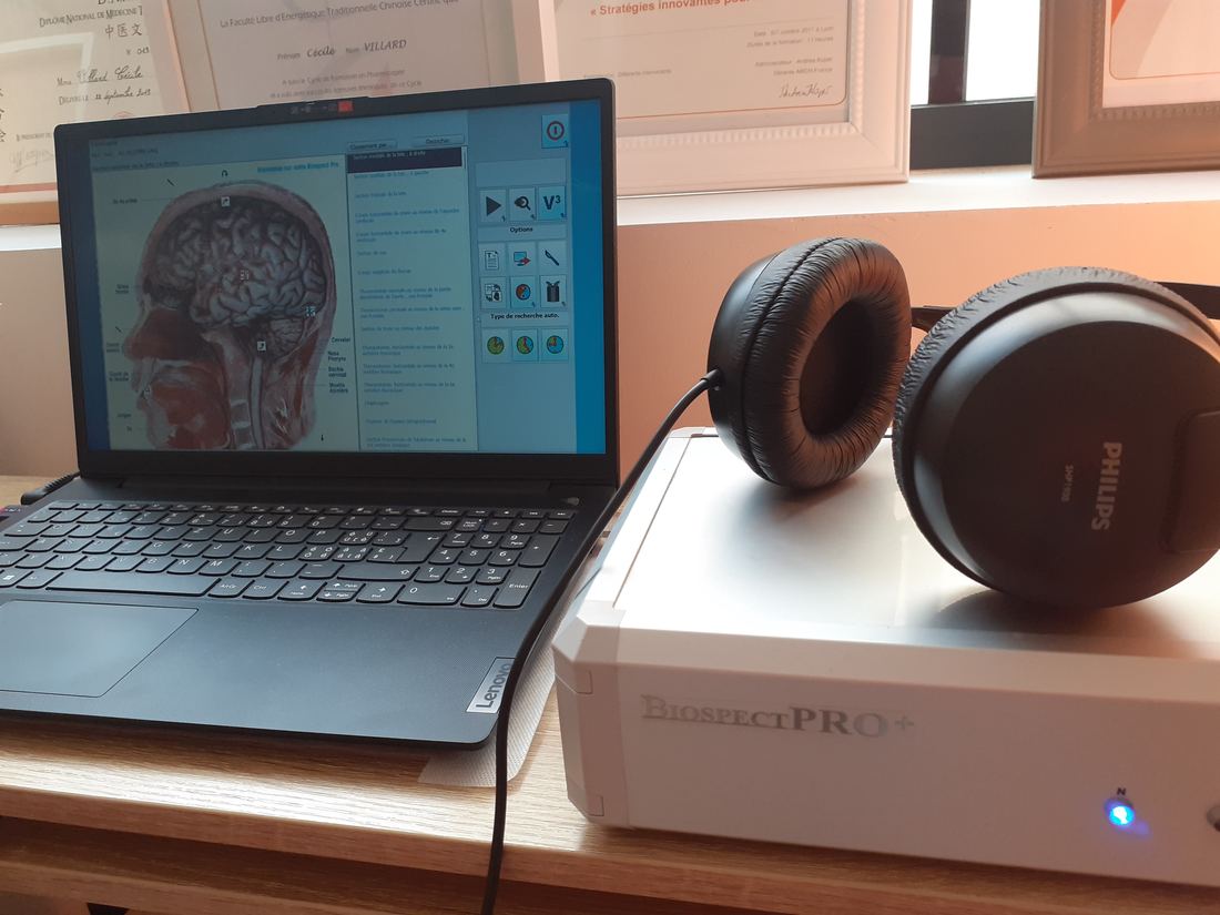Le boîtier Biospect PRO+ au cabinet, écran allumé pendant une lecture de coupes anatomiques