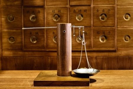 Balance d'officine pour la pesée des plantes médicinales